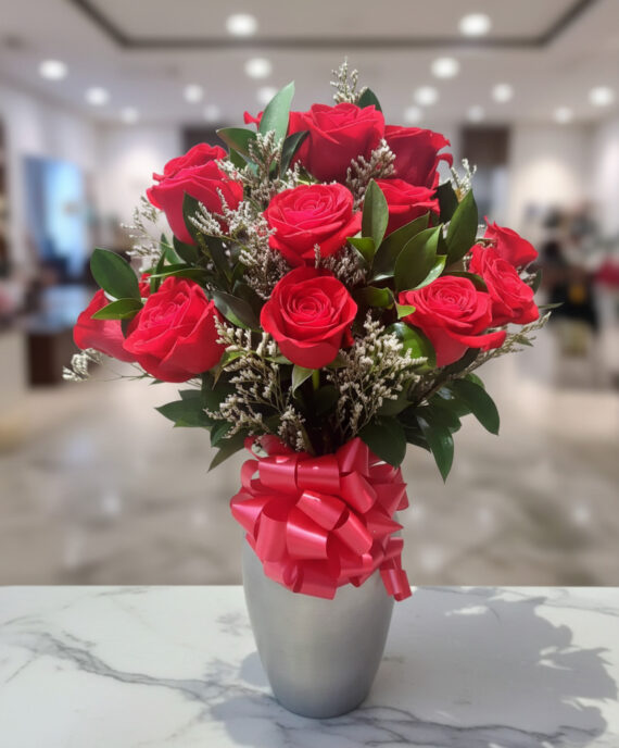 Arreglo de rosas rojas en jarrón plateado toma la imagen adjunta como base y genera 6cednrzp