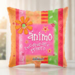 Globo cuadrado de colores naranja, rosa y verde con flor decorativa y texto ánimo recupérate pronto sobre fondo desenfocado