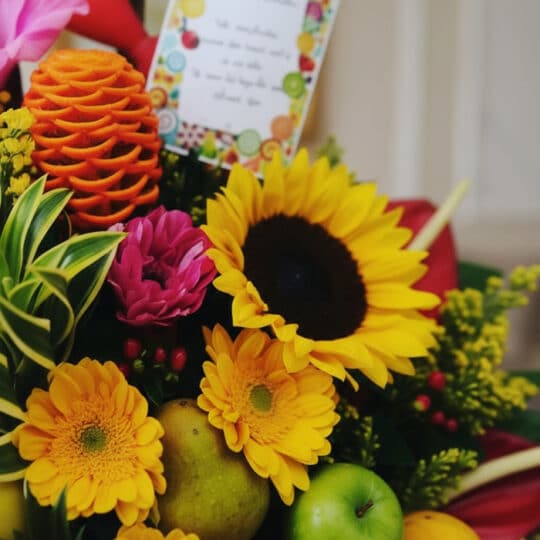 Primer plano extremo de Arreglo Floral Exótico Antídoto, mostrando texturas hiperrealistas, gotas de rocío, girasoles, gerber