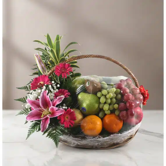 Cesta de regalo Arreglo Frutal CARMINE con frutas frescas variadas como uvas, manzanas, peras, naranjas y kiwi, acompañada de