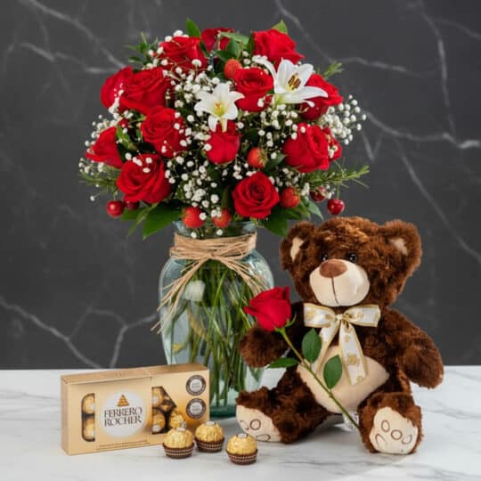 Jarrón Todo Para Ti con rosas rojas, lirios blancos, fresas, cerezas, osito de peluche con rosa y caja de bombones Ferrero Ro